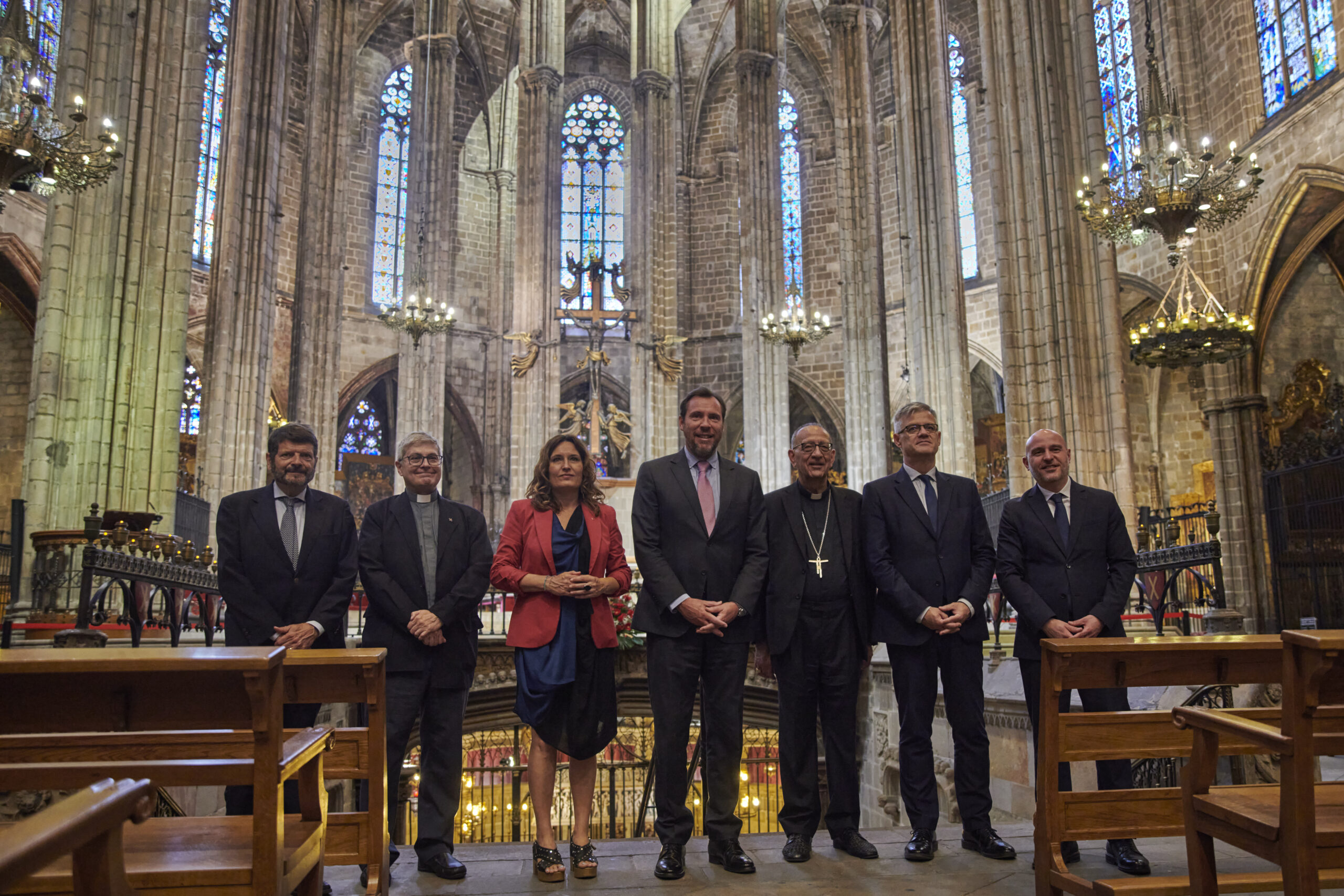 La Catedral de Barcelona inaugura la restauració dels vitralls i els terrats, i el nou arxiu digital